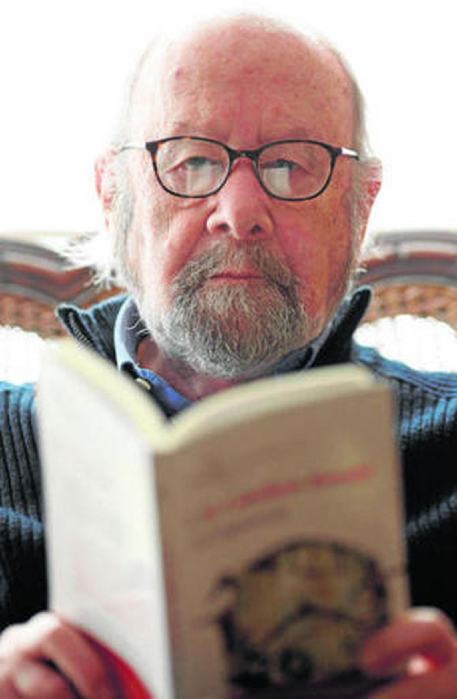 José Manuel Caballero Bonald, en su casa de Madrid, con una de sus obras.