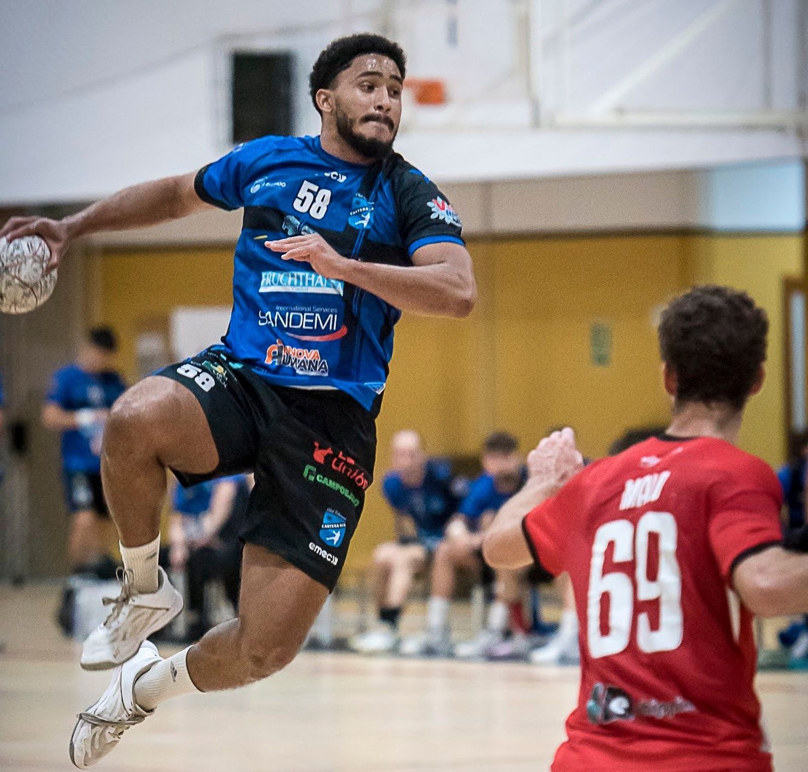 Un jugador del conjunto canterano-sureño en plena ejecución de un tiro durante un encuentro de este curso.
