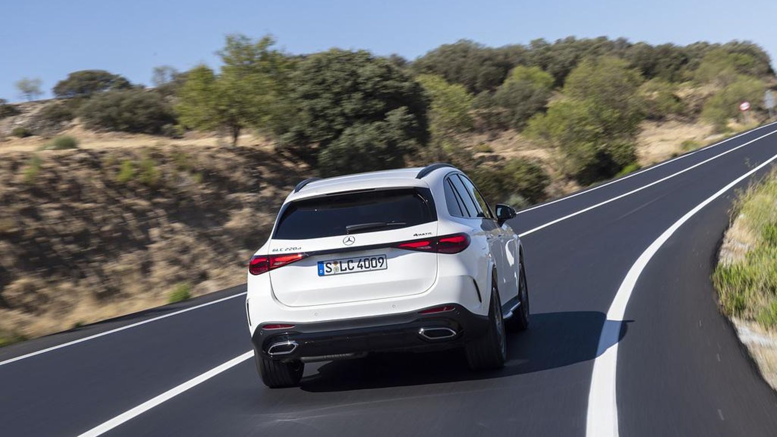 Absolutamente todo cambia en la carrocería del GLC, hasta las dimensiones; sin embargo, esta segunda generación no supone una ruptura estética rotunda.