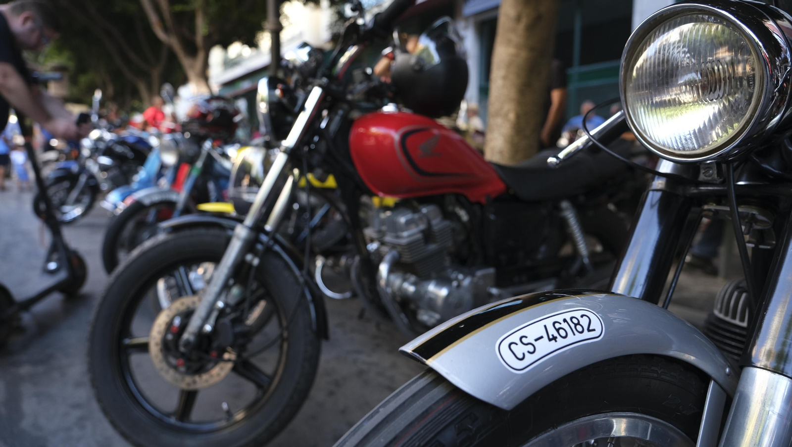 Las motos antiguas dan brillo a la Feria de Almería