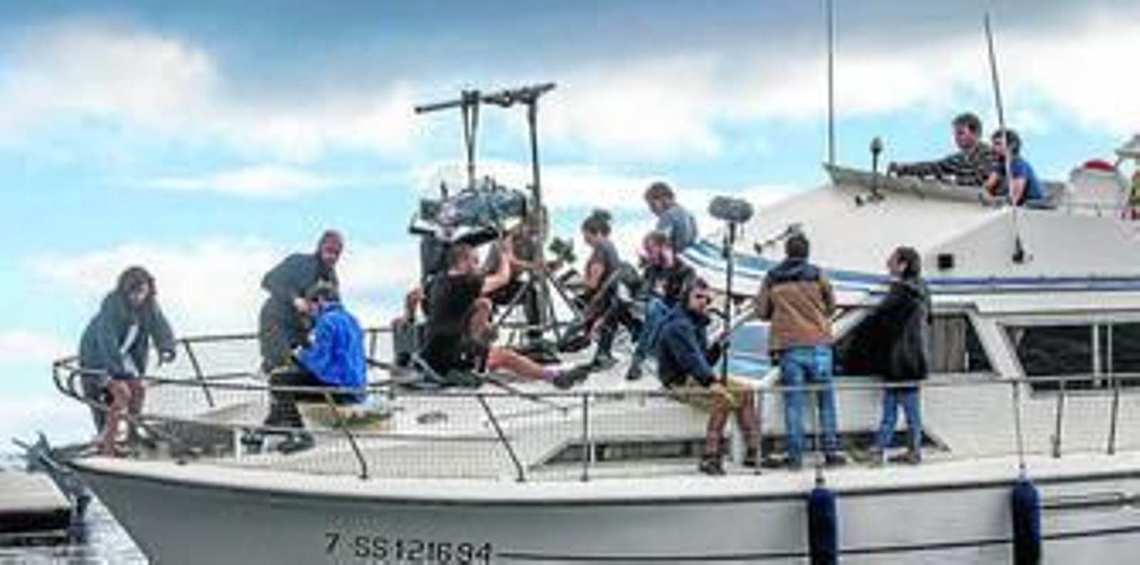La actriz Marian Álvarez (izquierda) junto al cineasta Fernando Franco y el actor Andrés Gertrudix durante el rodaje de 'Morir' en el País Vasco.