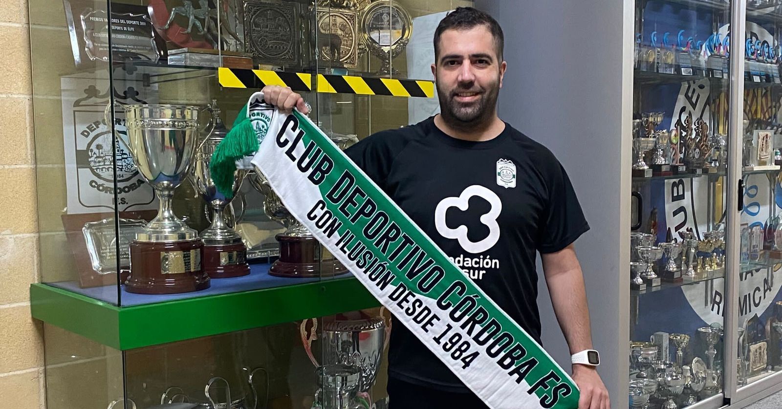 Sergio Cárdenas posa con la bufanda del Deportivo Córdoba en Vista Alegre.