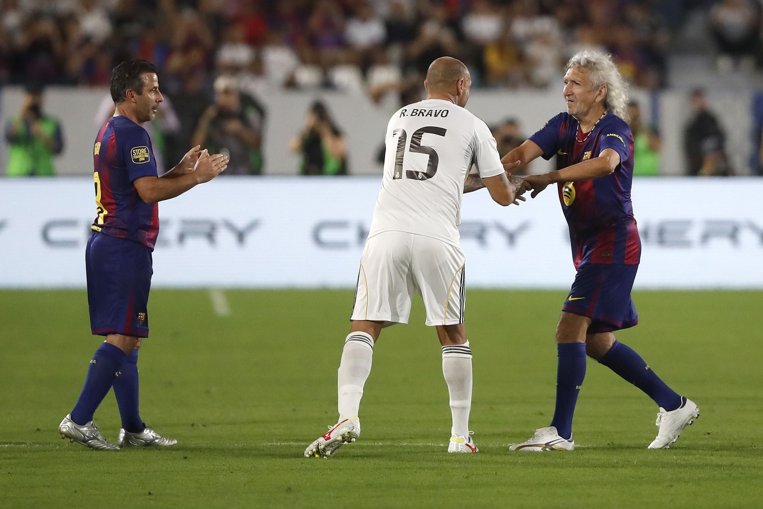Mágico González se la lía al exmadridista Pepe con un regate que ya es viral en el partido de leyendas entre Real Madrid y Barcelona