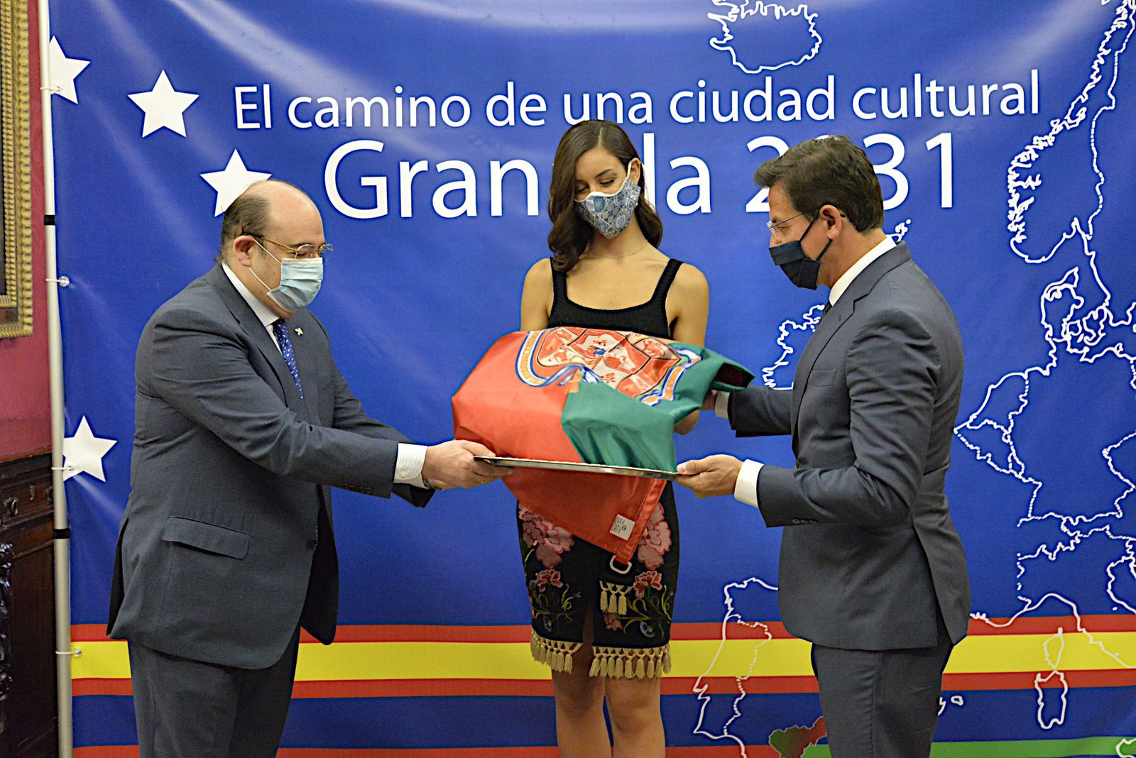 Polémica por la entrega de la bandera de Granada a la representante granadina en Miss World Spain