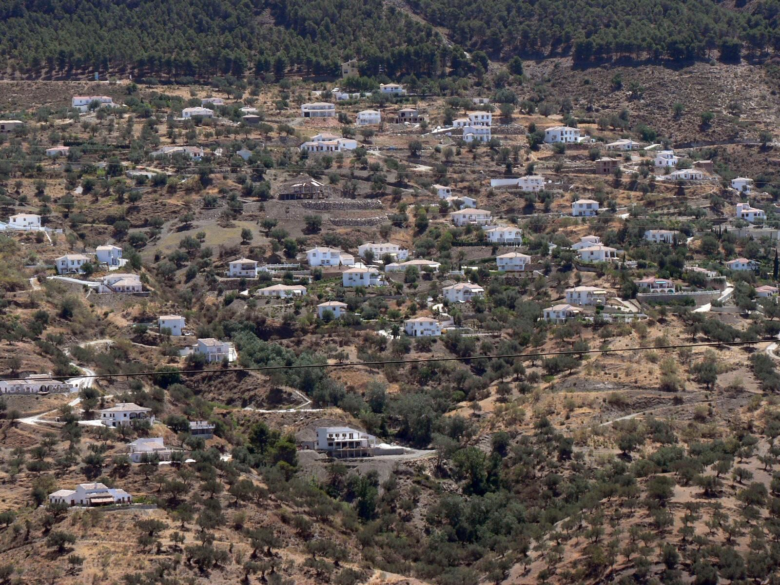 Viviendas en la Alcaucín, denunciadas por los ecologistas.