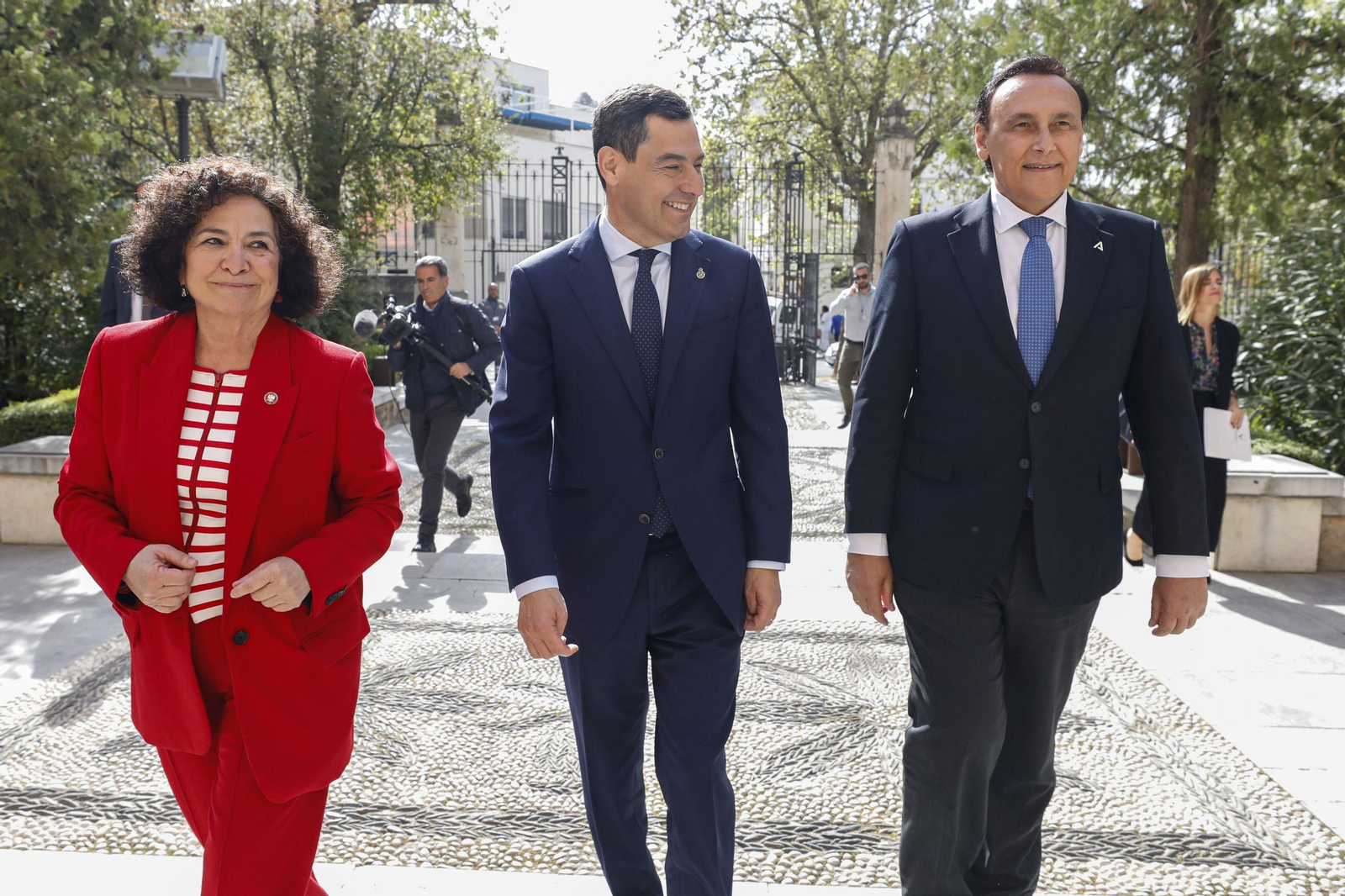 El presidente andaluz, en el centro, en una visita a la Universidad de Granada.