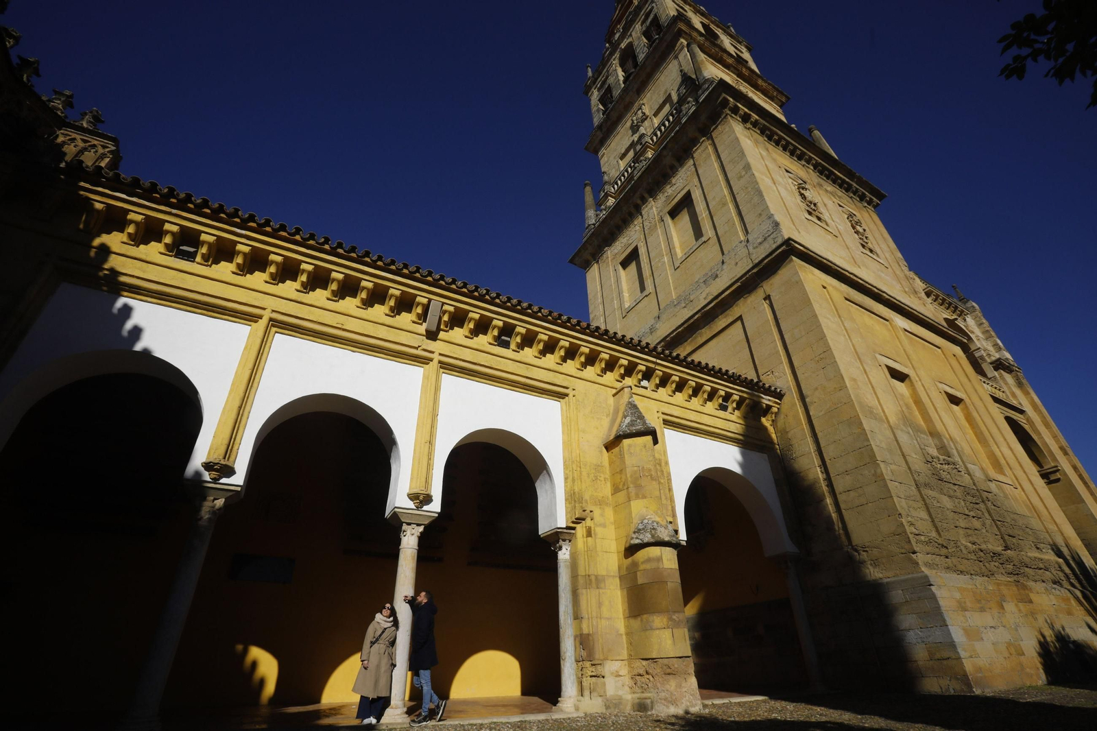 Dos turistas en el interior del Patio de los Naranjos de la Mezquita-Catedral.