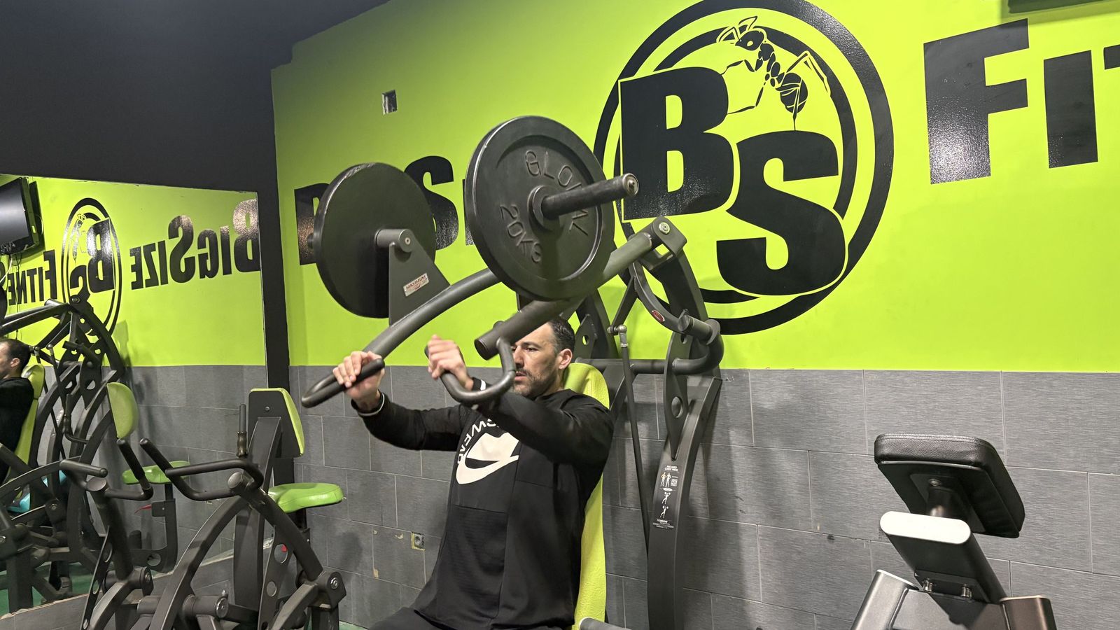 Un hombre realiza un entrenamiento en BigSize Fitnessgym.