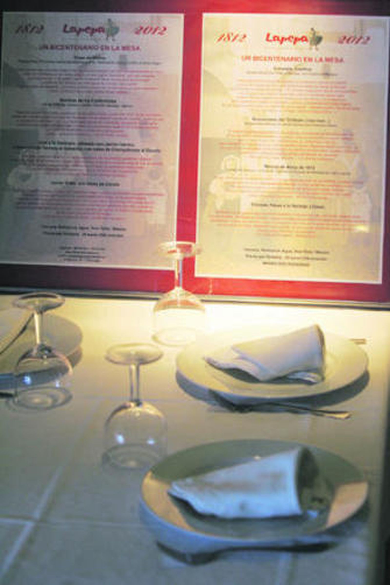 1. Eduardo, dueño de La Fondue, muestra la carta que han diseñado con motivos alegóricos de las Cortes de Cádiz de 1812 2. El menú de la Arroceria La Pepa incluye platos preparados como en la épopca de la firma de la constitución 3. Una de las paredes del local de Pepa Cueto está decorada con motivos gaditanos del siglo XIX