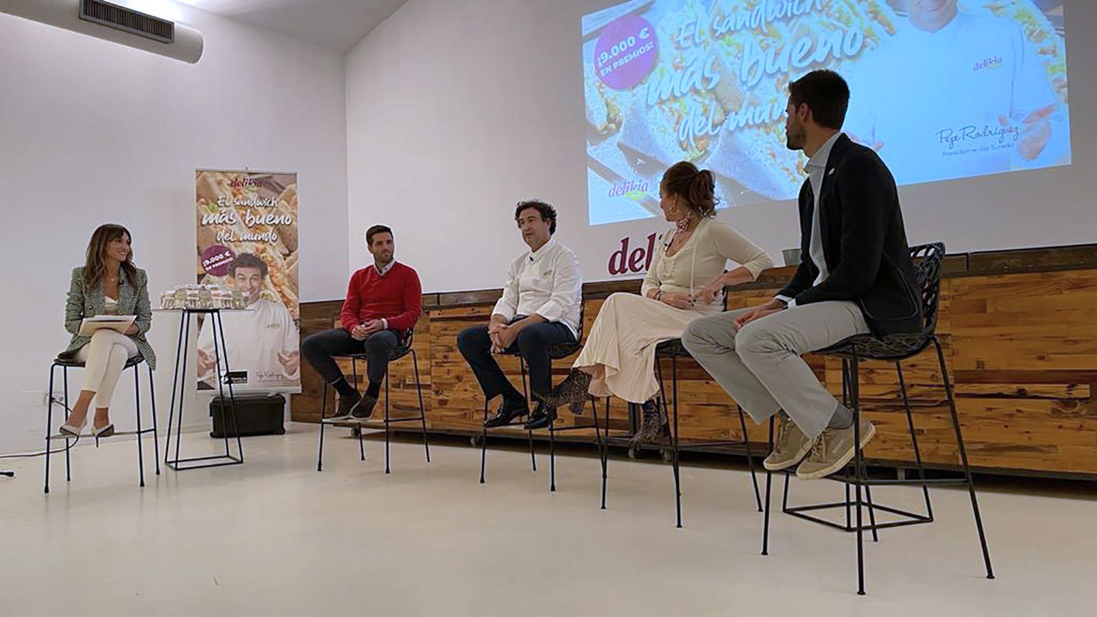 El chef Pepe Rodríguez habla a los presentes.