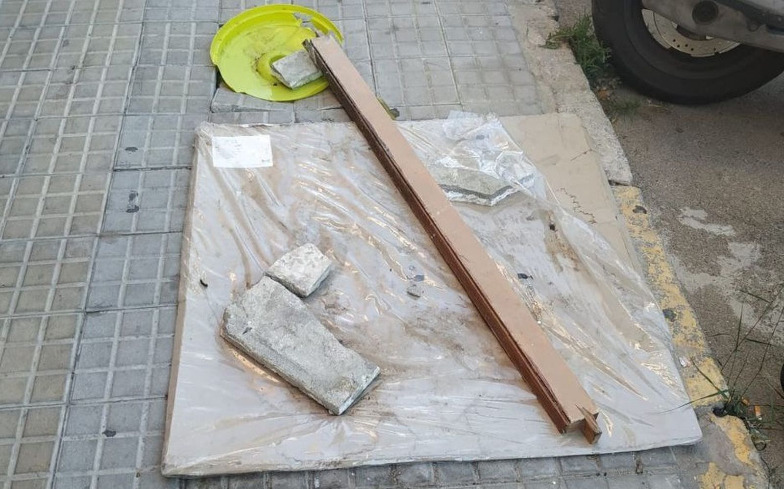 Huecos en la acera de la calle Juan de Austria.