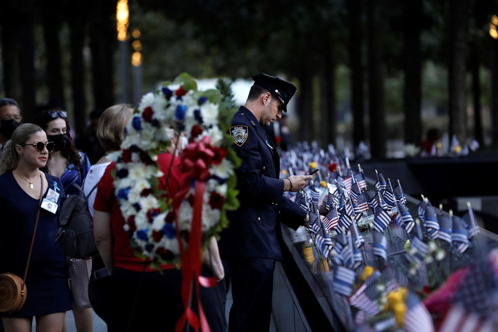 Un agente de la Policía en el homenaje a las víctimas del 11-S en Nueva York este sábado.
