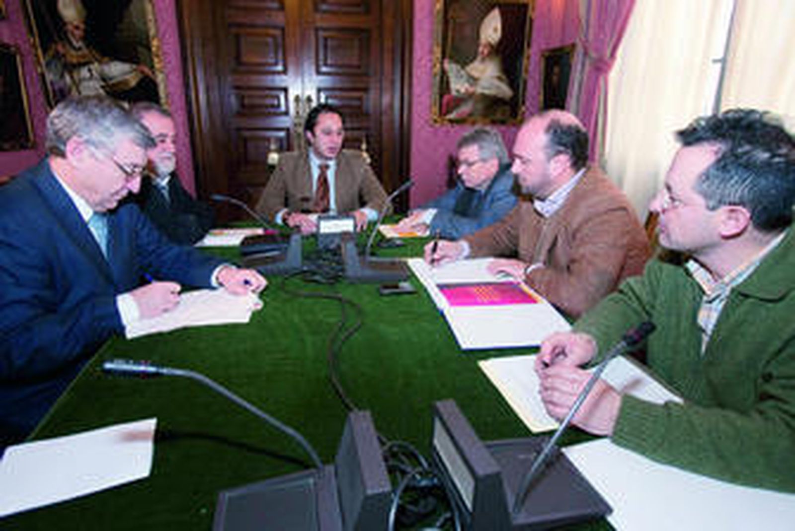 Los concejales de PSOE, PP e IU, ayer, en el comedor del Ayuntamiento.