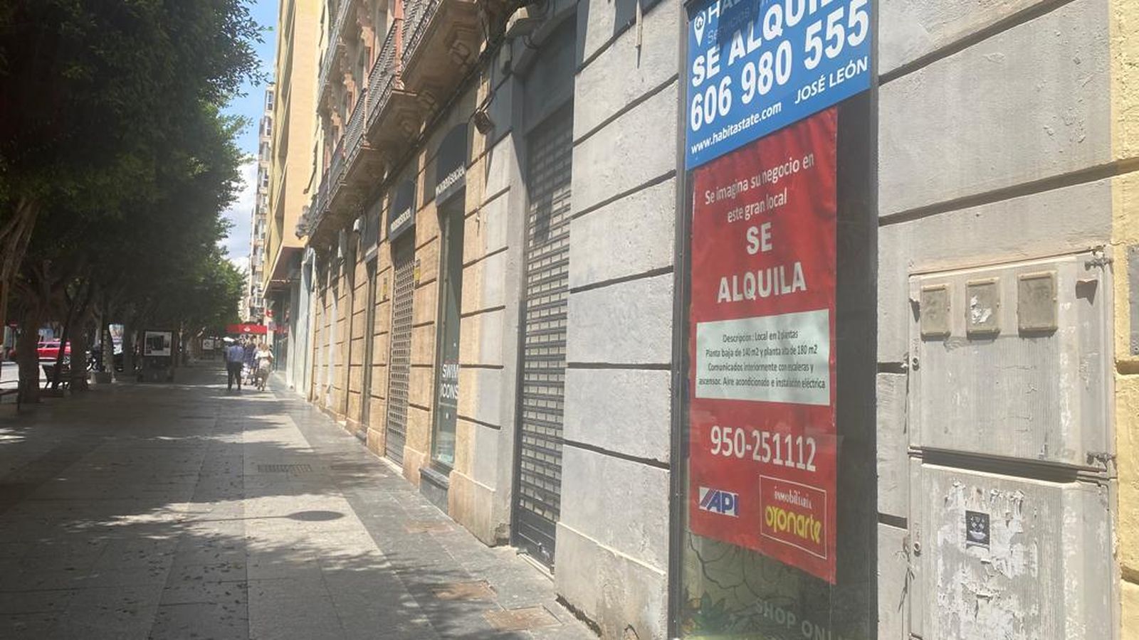 Cartel de se alquila en el local donde estuvo Stradivarius hasta julio de 2018.