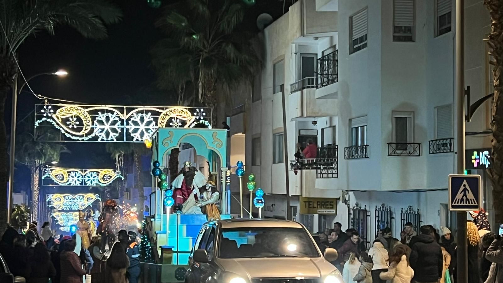 Níjar vibra con su cabalgata por partida triple: San Isidro, Campohermoso y la Villa reciben a Sus Majestadas