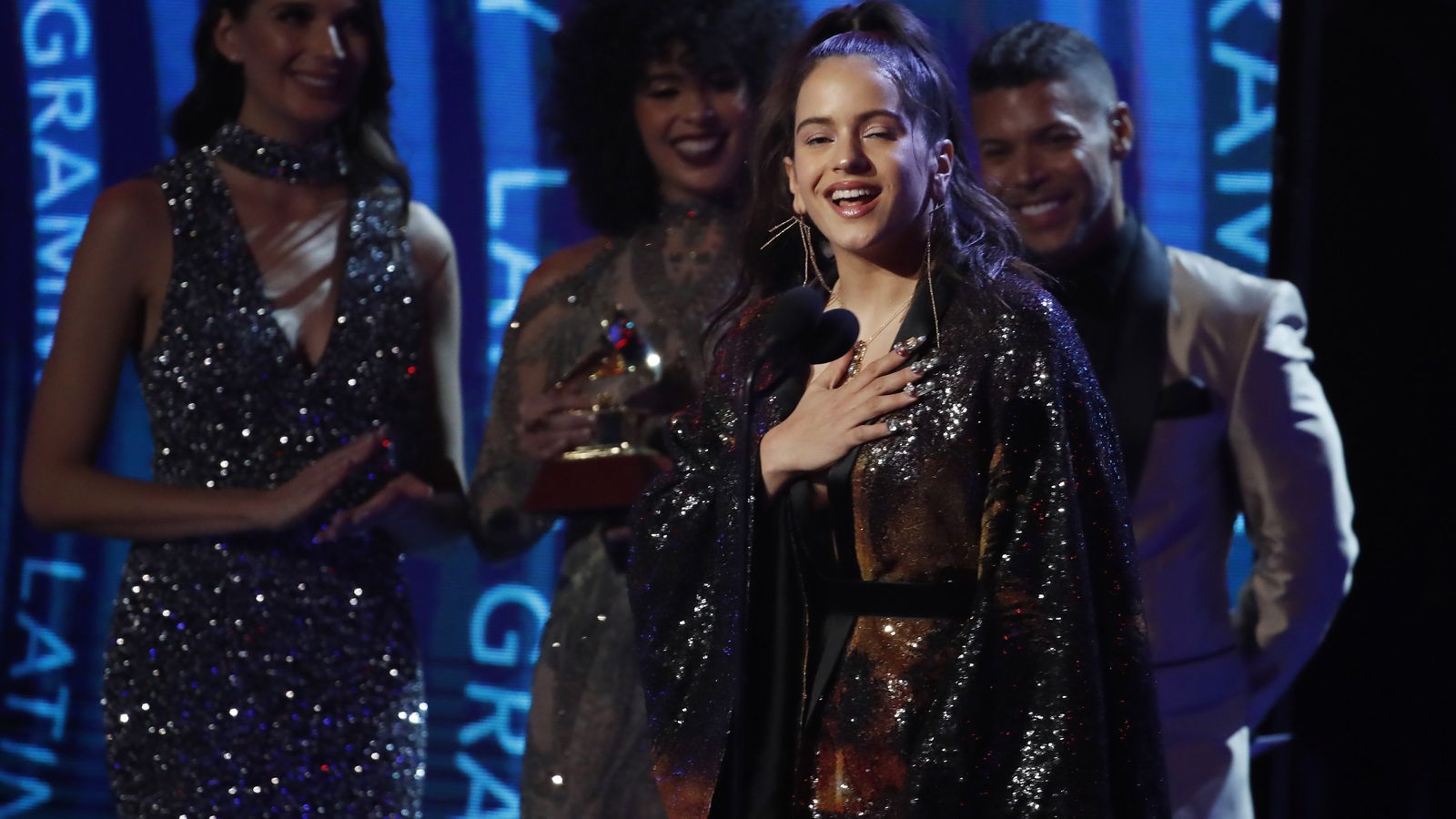 Con batín oscuro y transparente, Rosalía recogió su segundo Grammy.