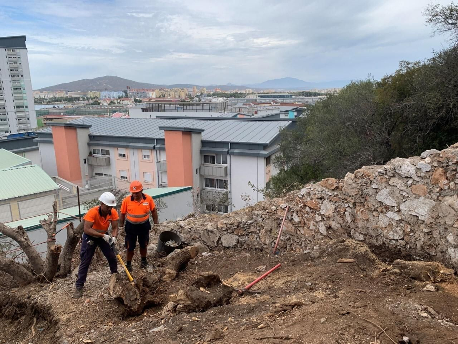 Unos trabajadores limpian la zona del descubrimiento en Gibraltar.