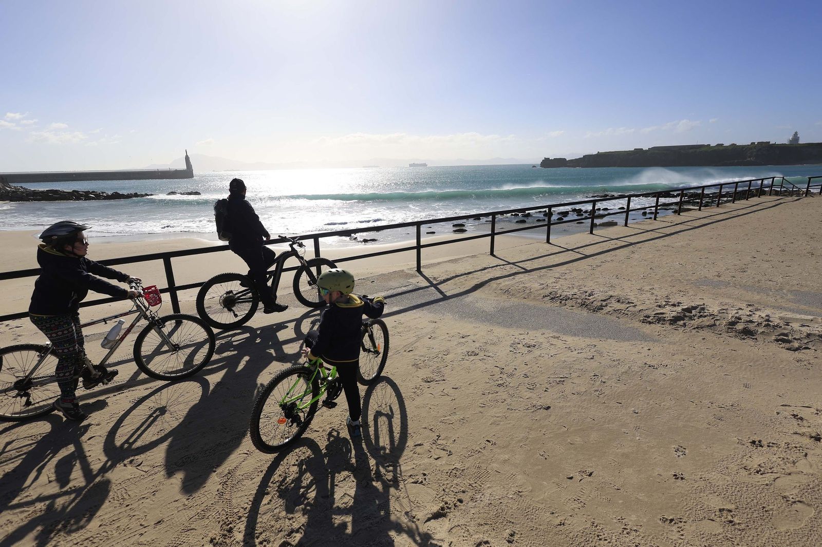 Las fotografías del paseo marítimo de Los Lances tras la borrasca Oriana