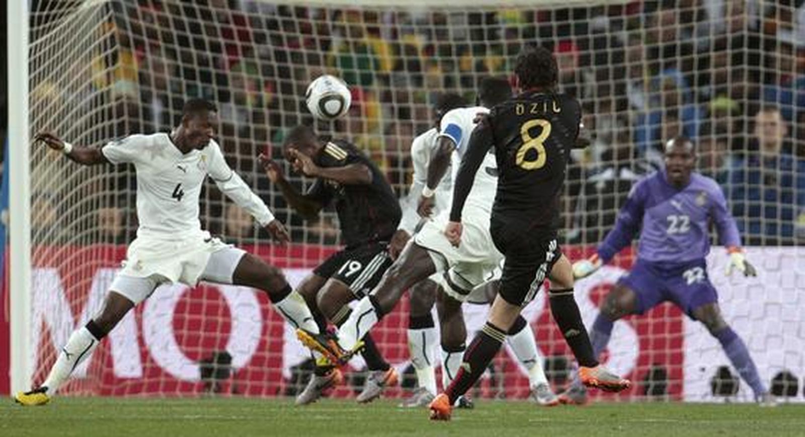 Özil sella la cita del primer gran duelo del Mundial (0-1)
