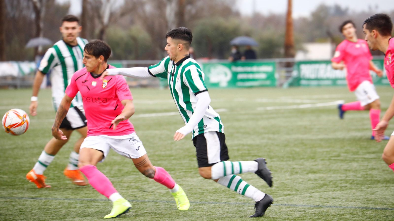 Rober pelea por el blaón con un jugador del Ceuta B.