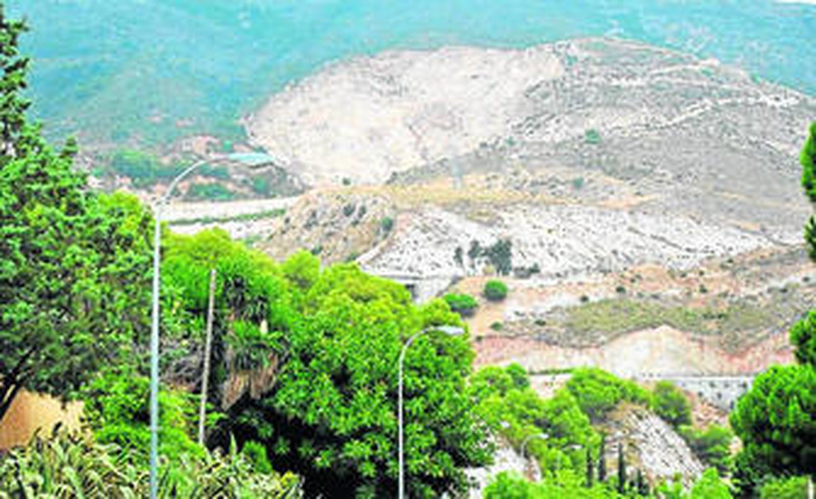 La existencia de una línea eléctrica y una perrera han demorado el inicio del proyecto.