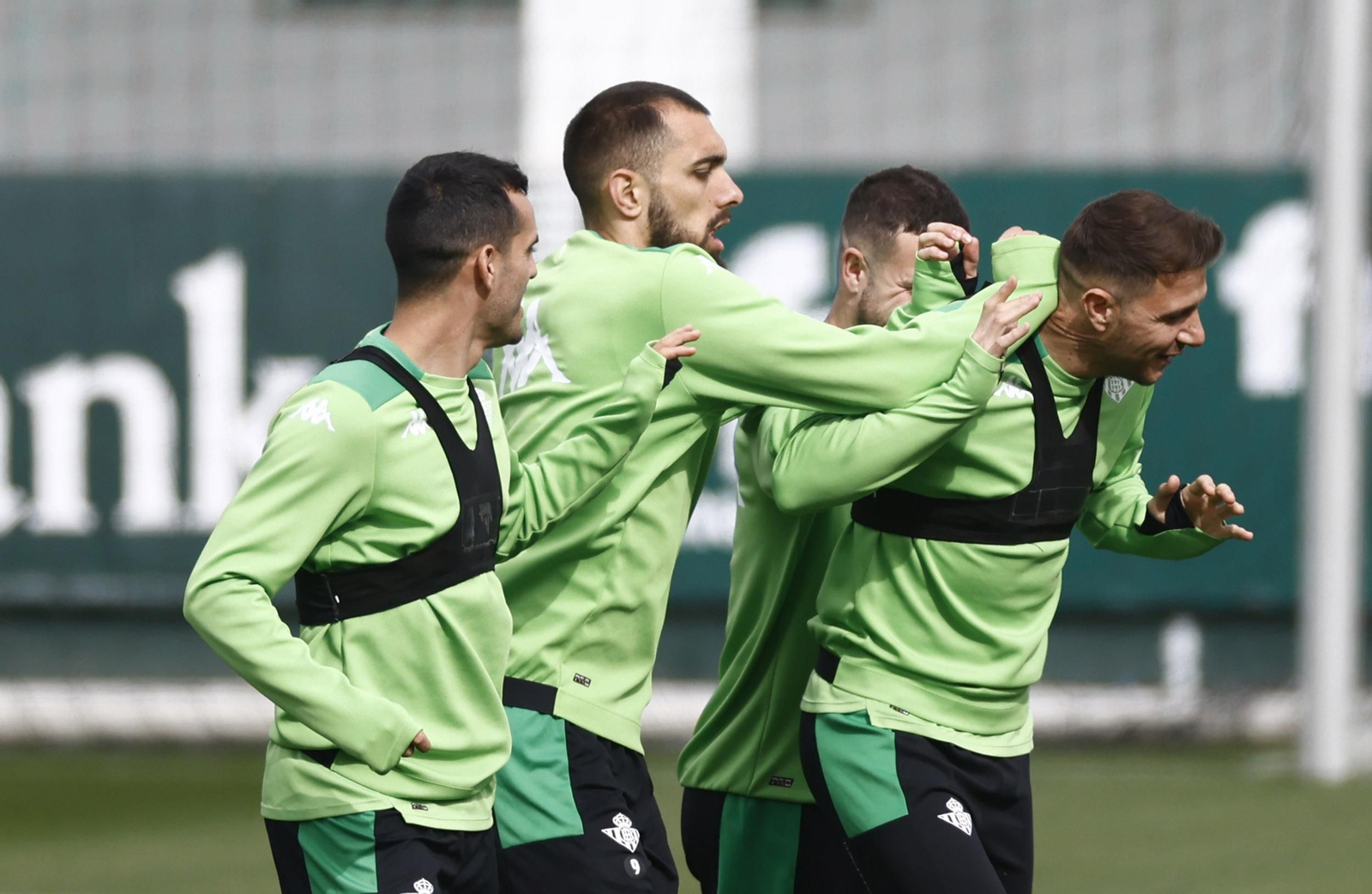 Borja Iglesias bromea con Joaquín en el entrenamiento.