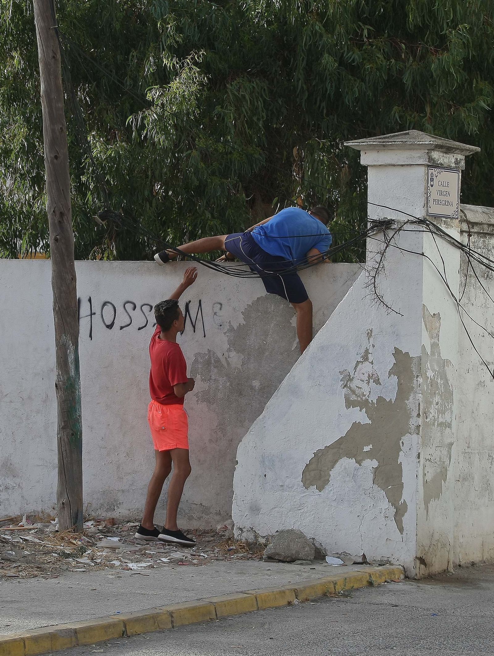 Dos menores saltan la valla del centro de acogida de La Línea de la Concepción.