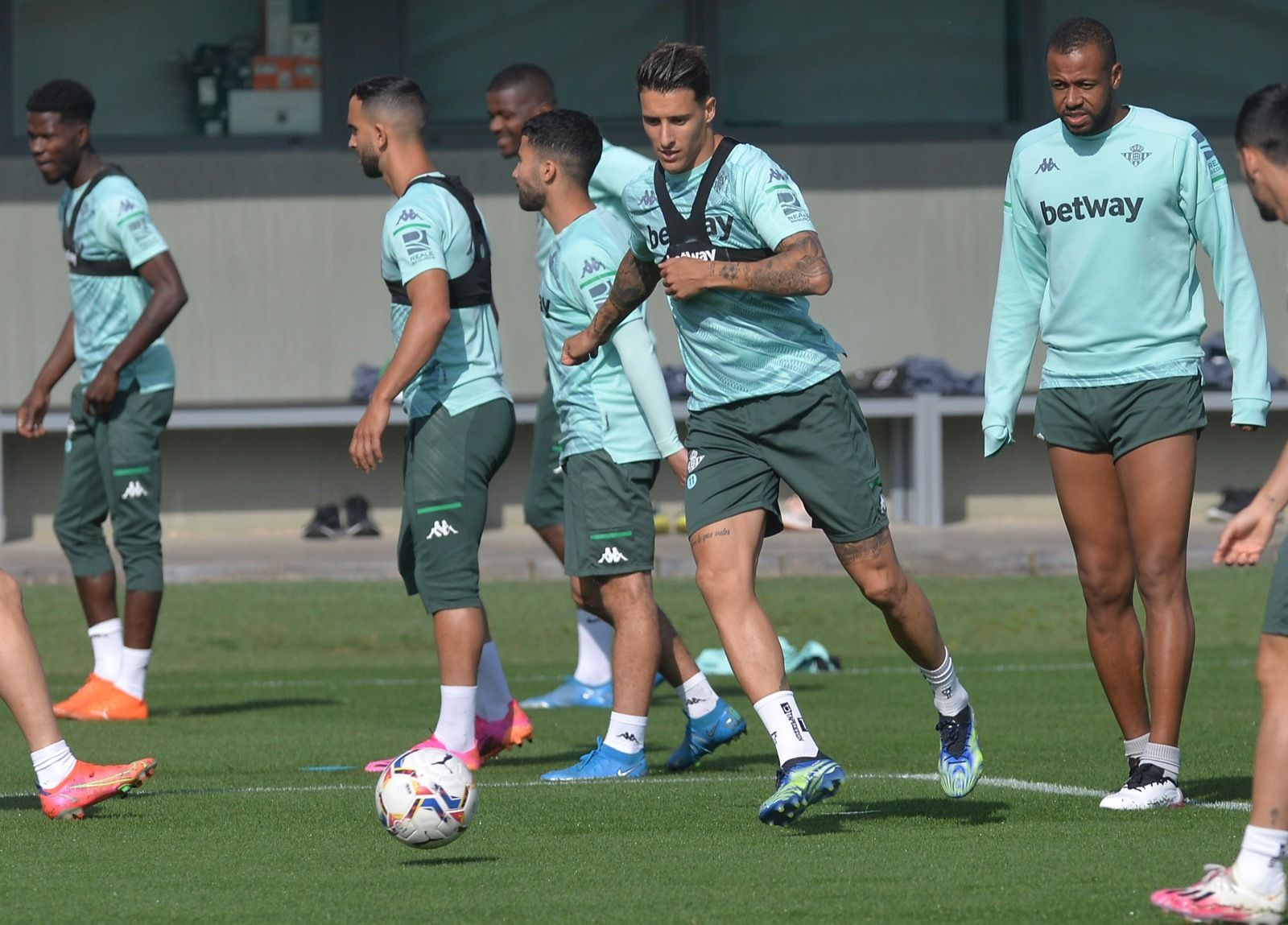 Tello, en un entrenamiento del Betis.