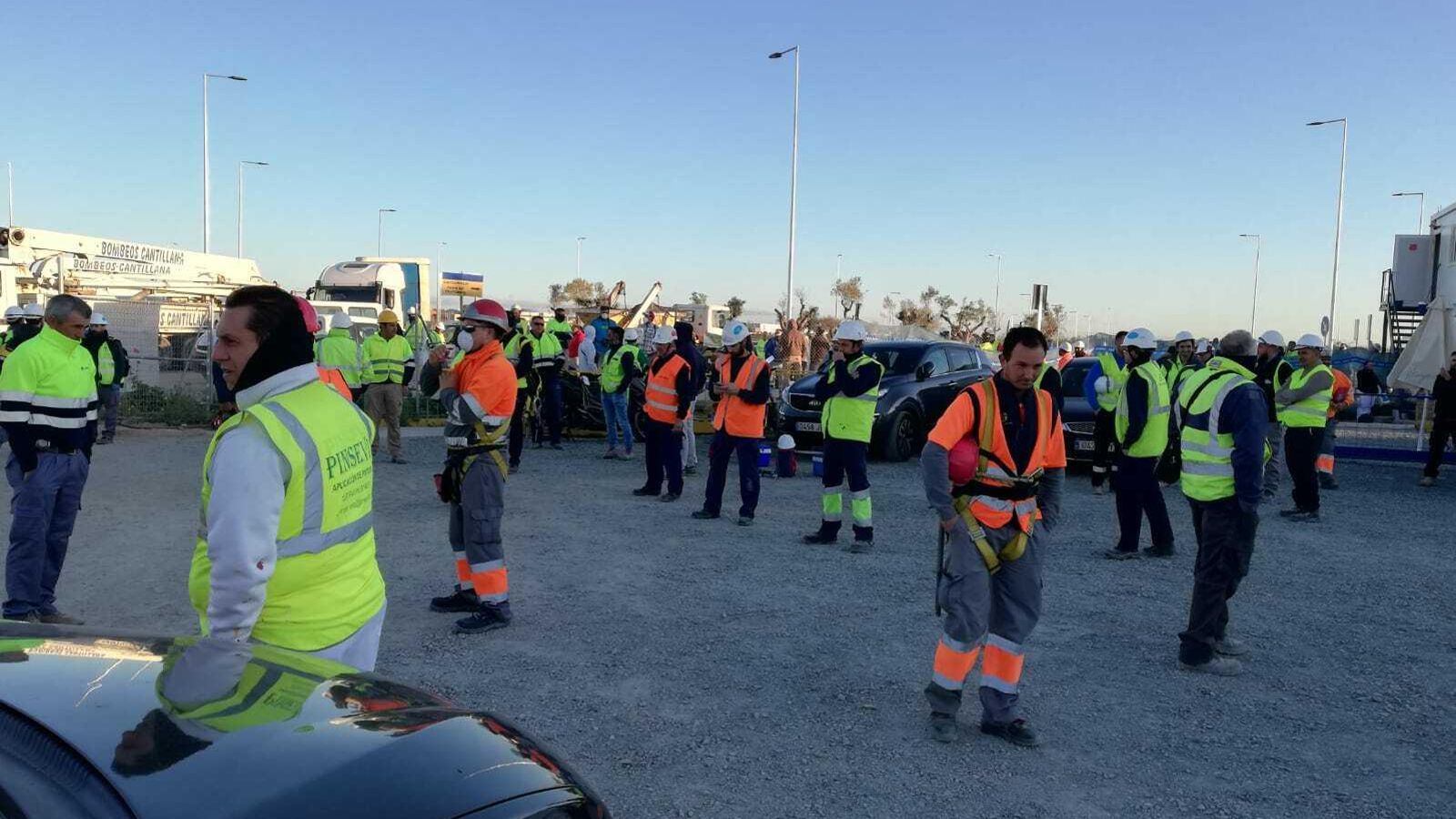 Un grupo de trabajadores en la obra de Amazon, este lunes.