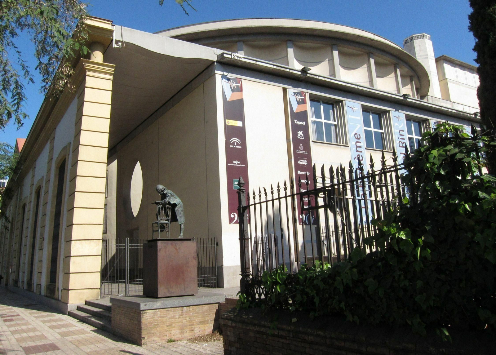 Exterior del Teatro de la Maestranza, donde la música no sonará en las fechas previstas para su último programa de abono de la temporada.