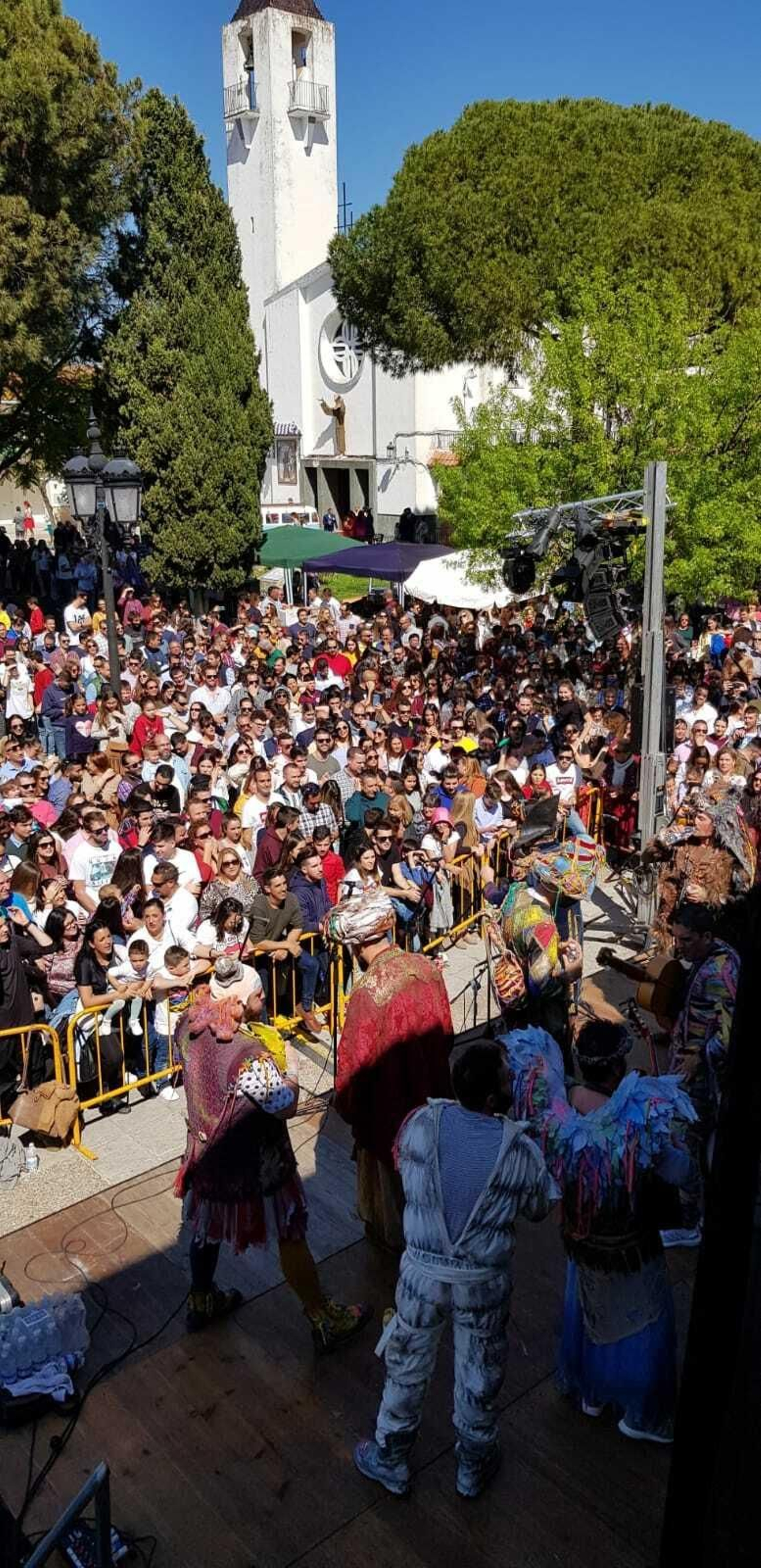 'Los Carnívales' llenaron la plaza de la Artesanía de Guadalcacín.
