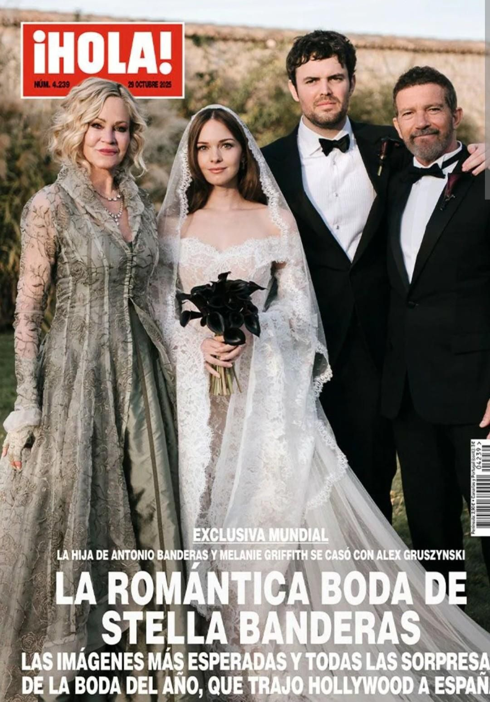 Los novios entre los padres de ella, Melanie y Antonio Banderas en la portada de  '¡Hola!'