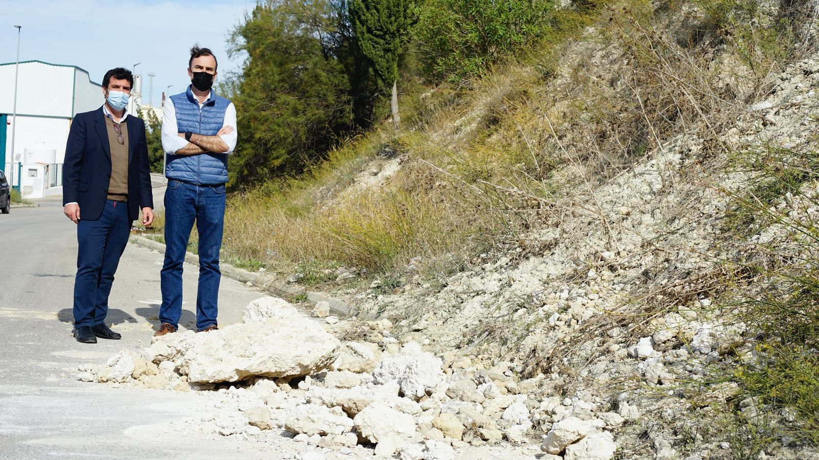 Jesús García y Manuel Méndez ante el desprendimiento padecido en el polígono industrial ‘El Portal’.