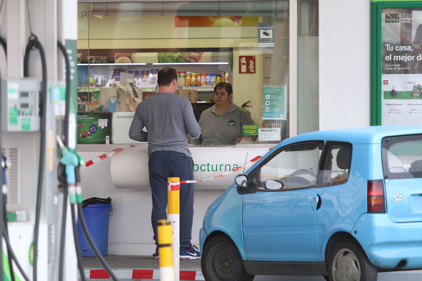 Un conductor atendido en una estación de servicio
