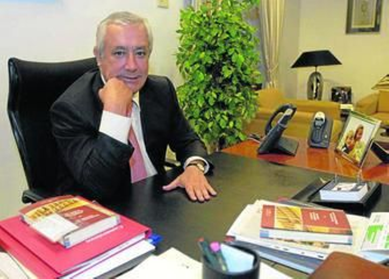 Javier Arenas, fotografiado en su despacho del Parlamento de Andalucía.