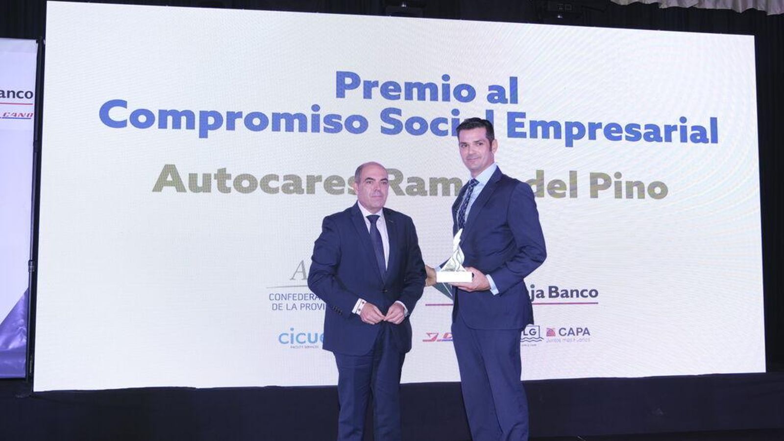 Entrega del premio a Autocares Ramón del Pino.