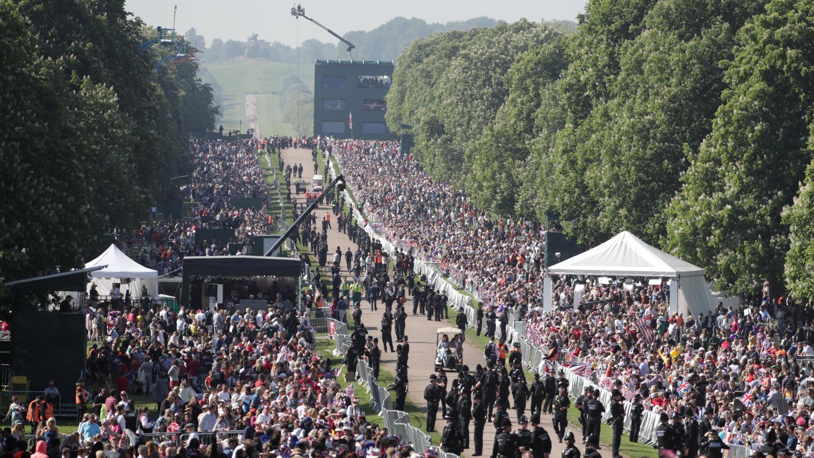 El numeroso público espera la llegada de invitados.