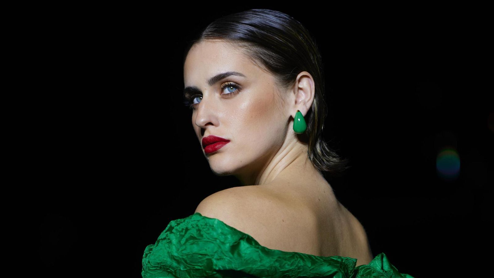 Maquillaje con ojos ahumados y labios en rojo visto en el desfile de Pedro Béjar en We Love Flamenco.