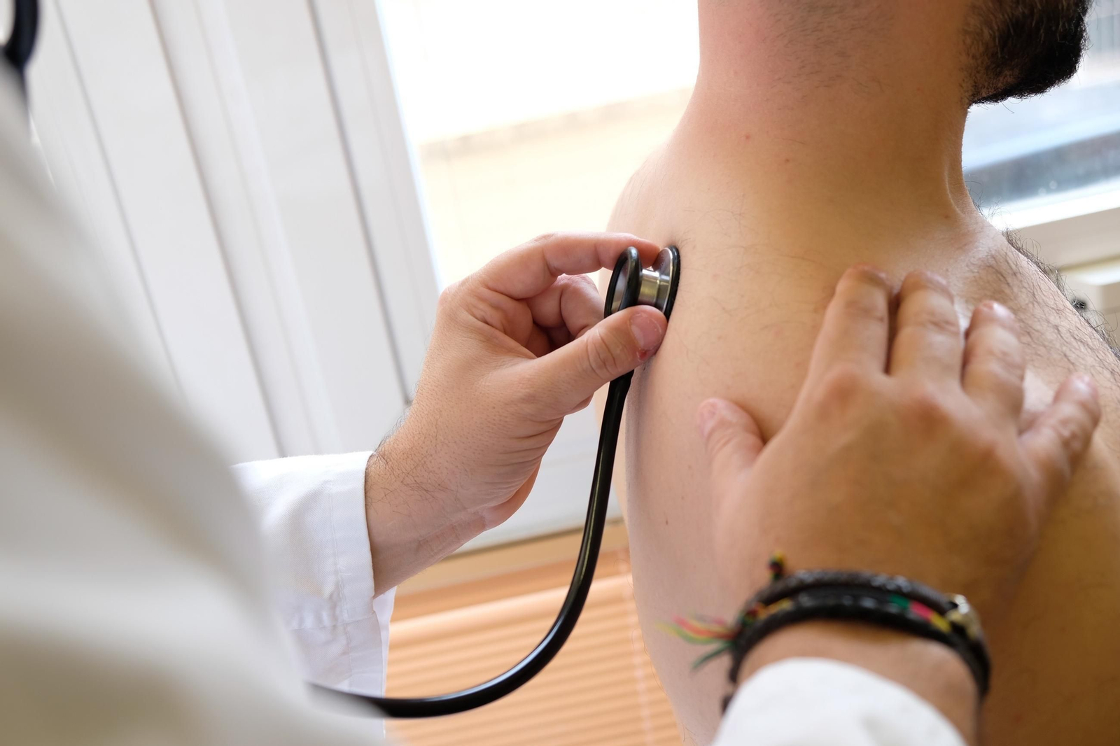 Un médico atiende a un paciente | Imagen de archivo