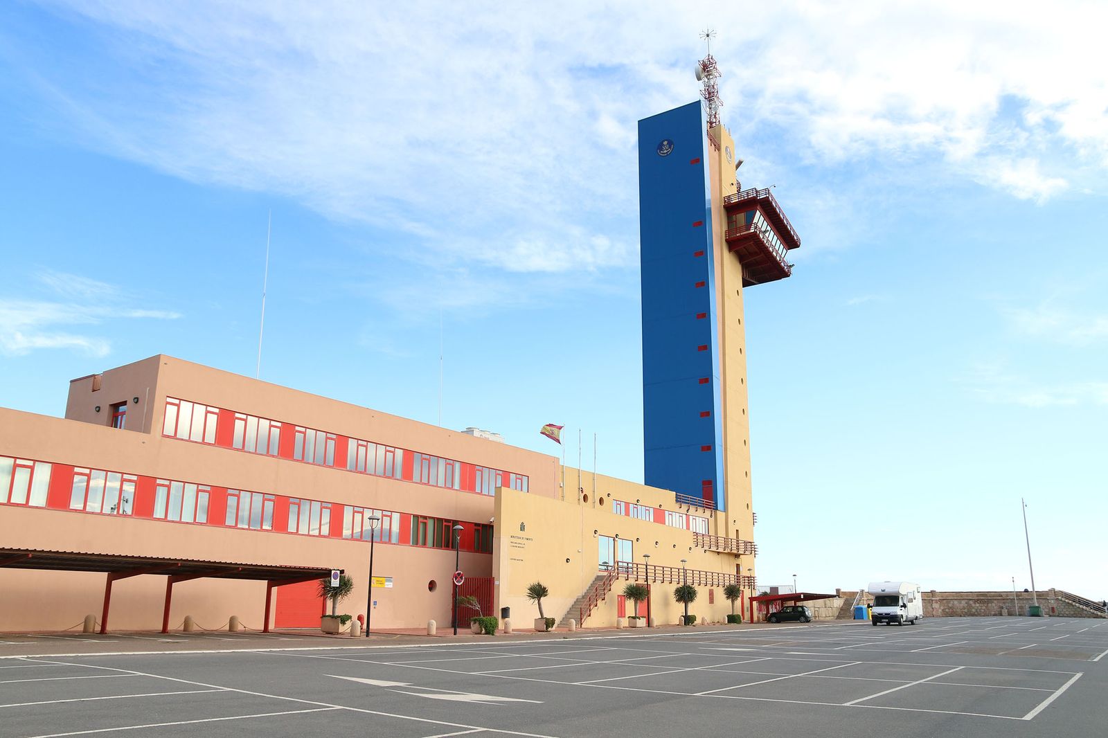 El edificio de la capitanía marítima de Almería está en el muelle de Levante