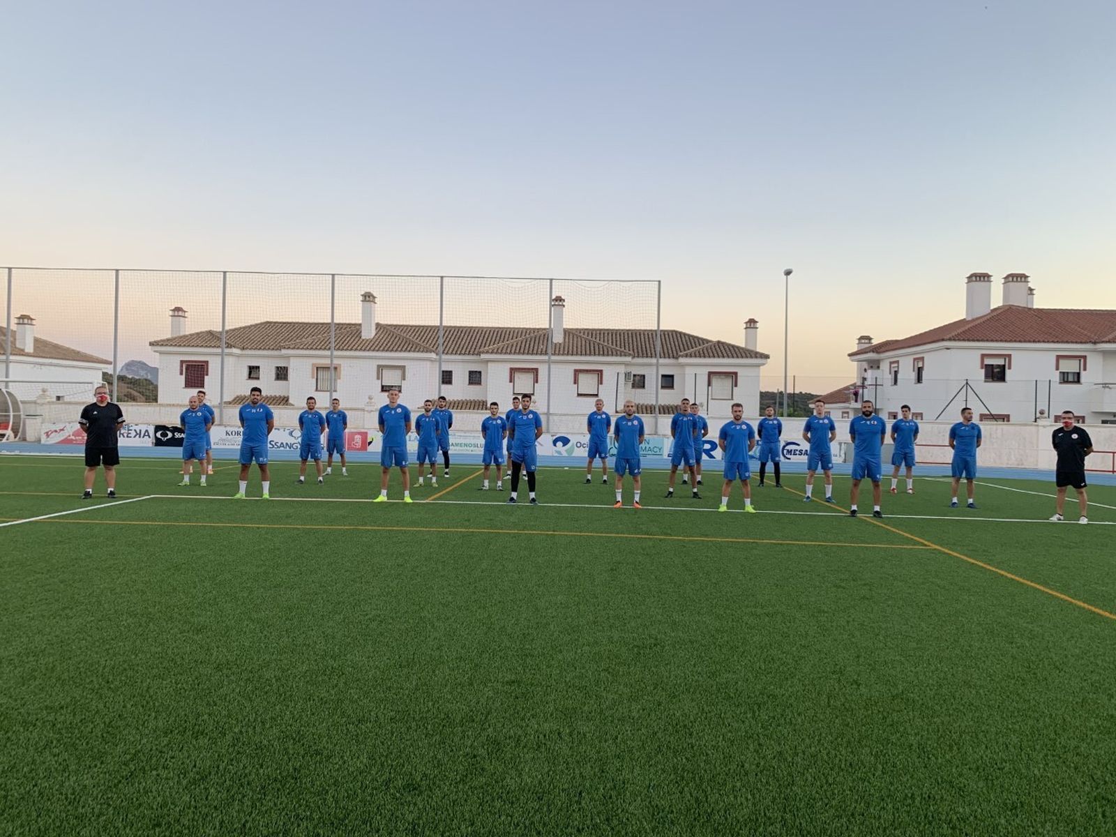 La plantilla del CD San Roque, sobre el césped del Manolo Mesa