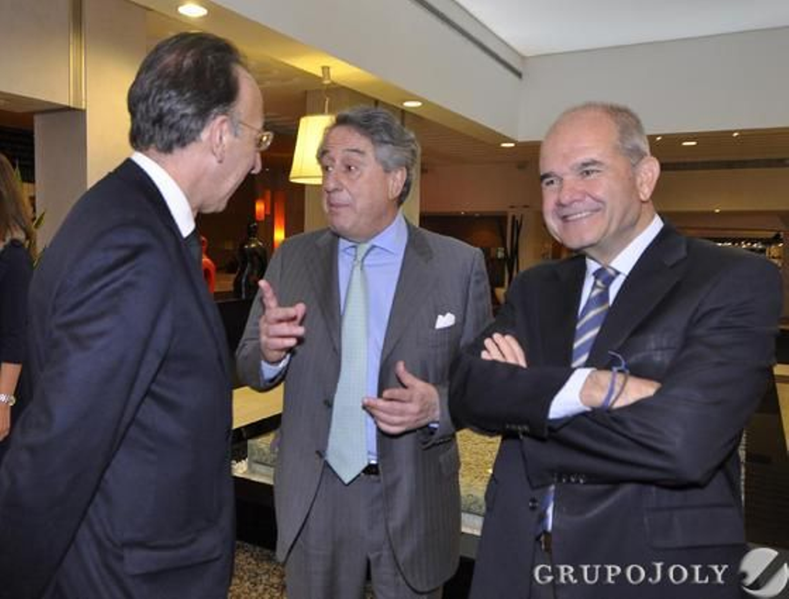 Jorge Domecq, embajador de España ante la OSCE; con Javier Targhetta, consejero delegado de Atlantic Copper; y Manuel Chaves.

Foto: Juan Carlos Vázquez / Belén Vargas/ Manuel Gómez