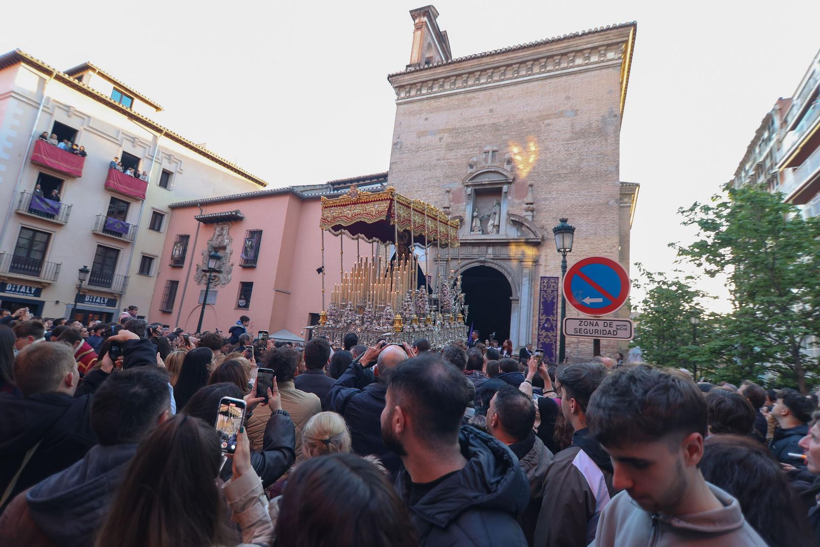 Así vivió Granada la salida de la Hermandad del Nazareno 2025
