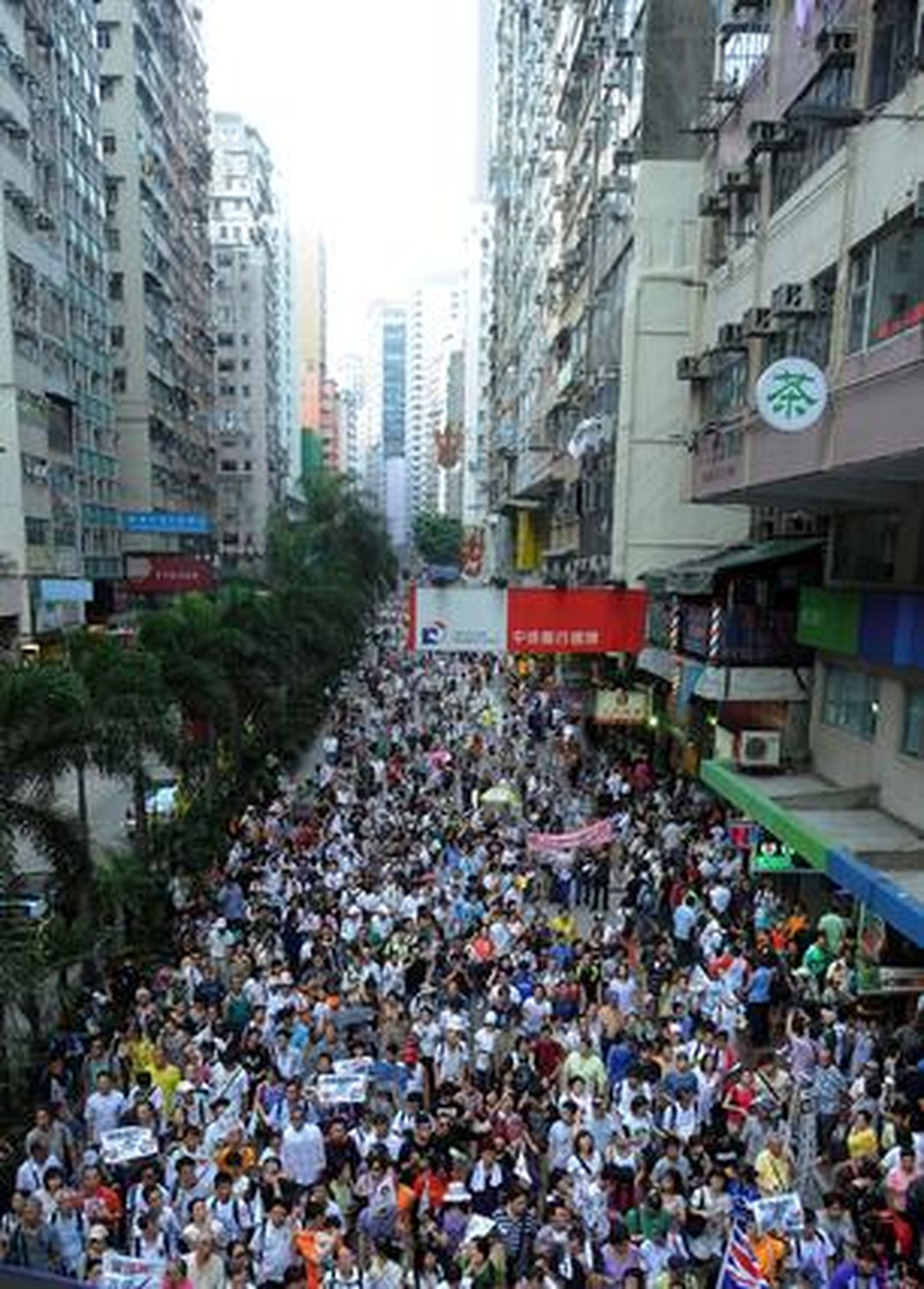 Ciudadanos chinos reclaman en Hong Kong un aumento de las libertades individuales y el respeto a los Derechos Humanos. 

Foto: AFP