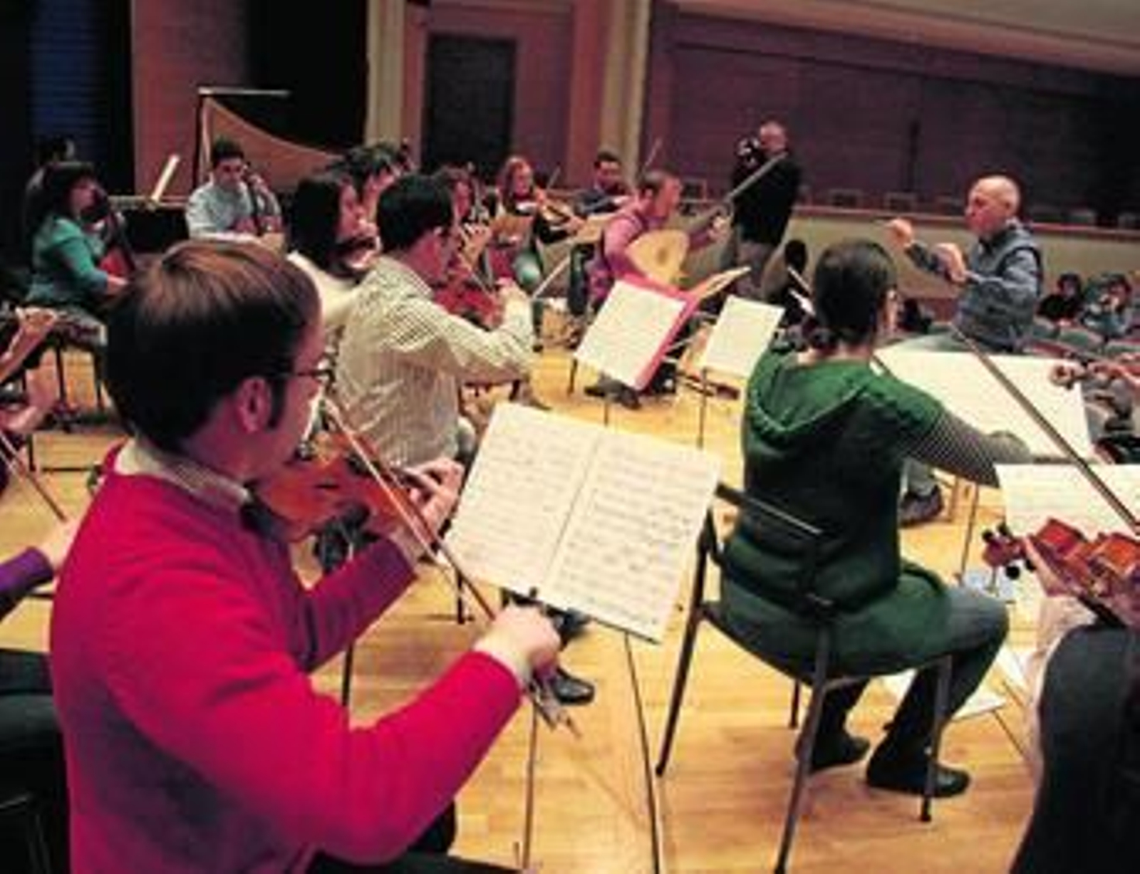 Onofri dirige a los músicos de la Academia Barroca en su ensayo en la sala Joaquín Turina.