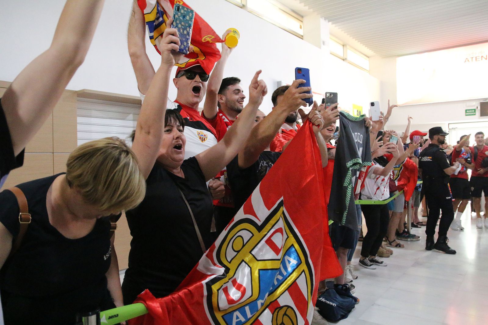 Fotogalería de la llegada de la UDA al aeropuerto de Almería