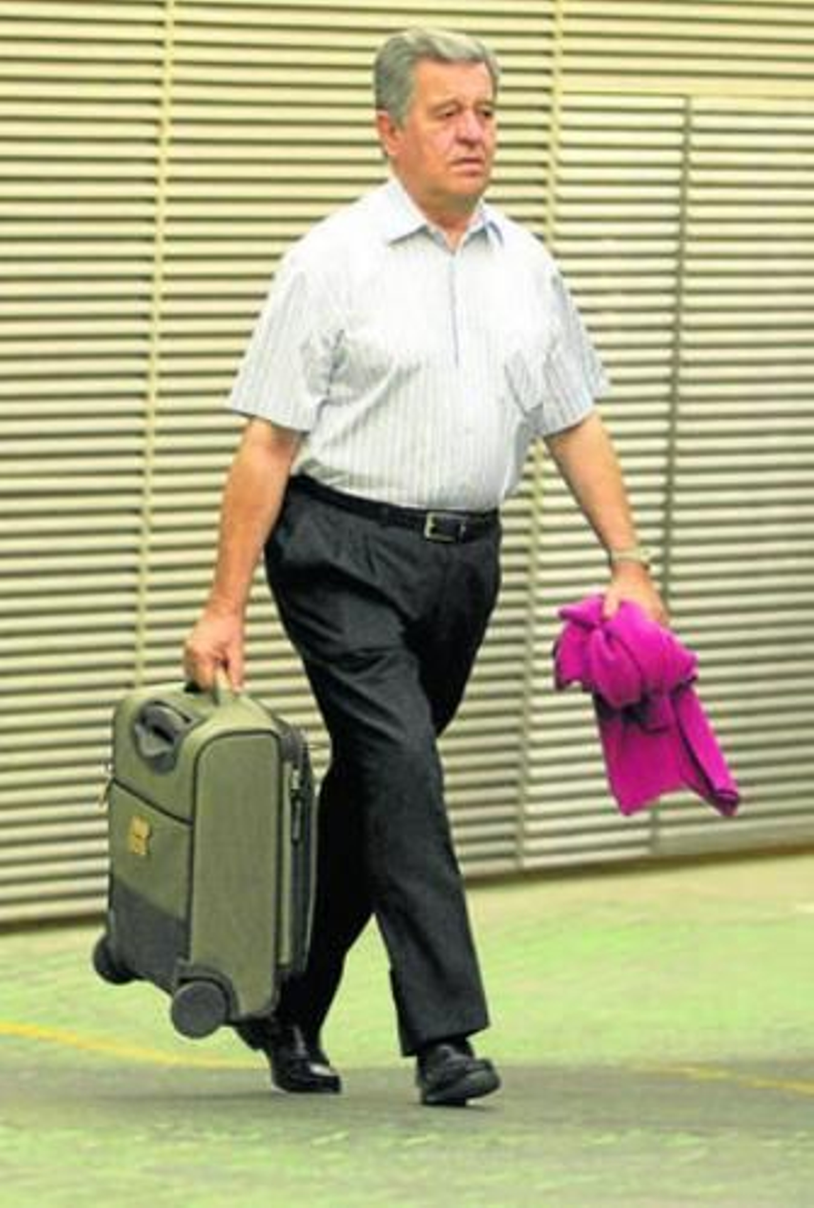 José León arrastra la maleta que usa en los viajes.