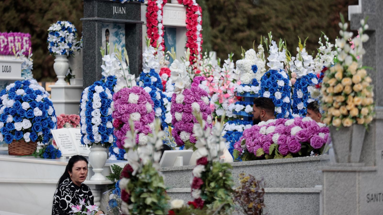 Dos tumbas repletas de flores, este miércoles en el cementerio de San Fernando.