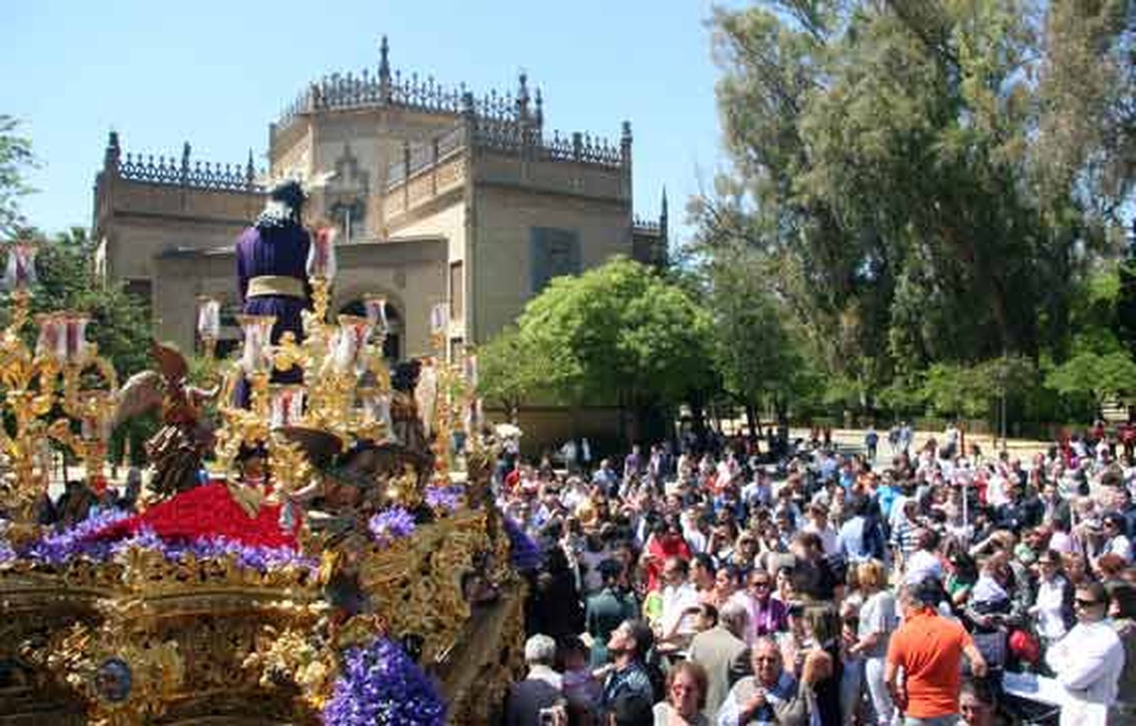 Cientos de sevillanos acompañan al cautivo desde su salida hasta su paso por Campana en su segundo año de carrera oficial.

Foto: Belén  Vargas