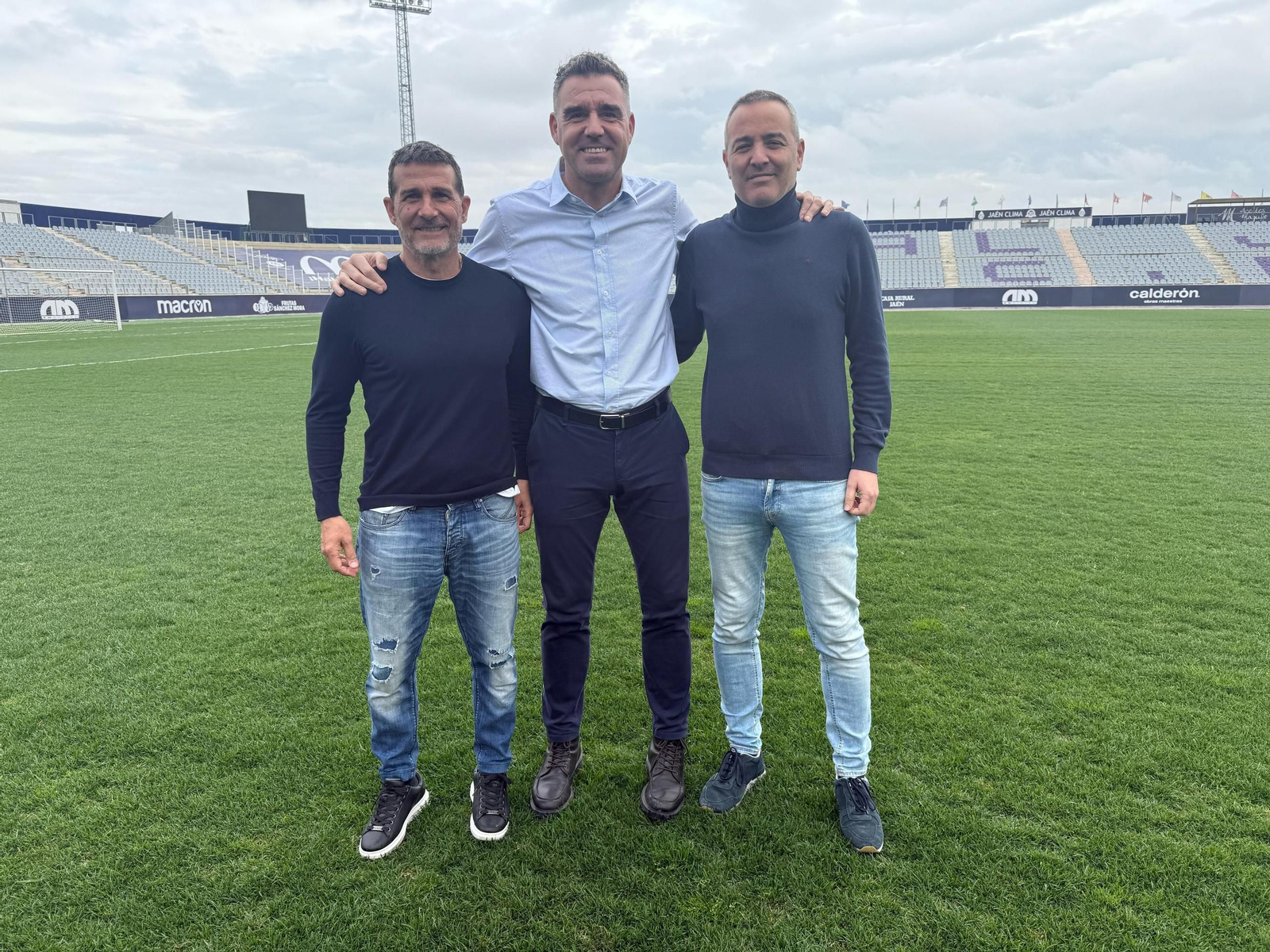 Agustín Gutiérrez, acompañado por Manuel Chumilla y Fran Anera en su presentación.